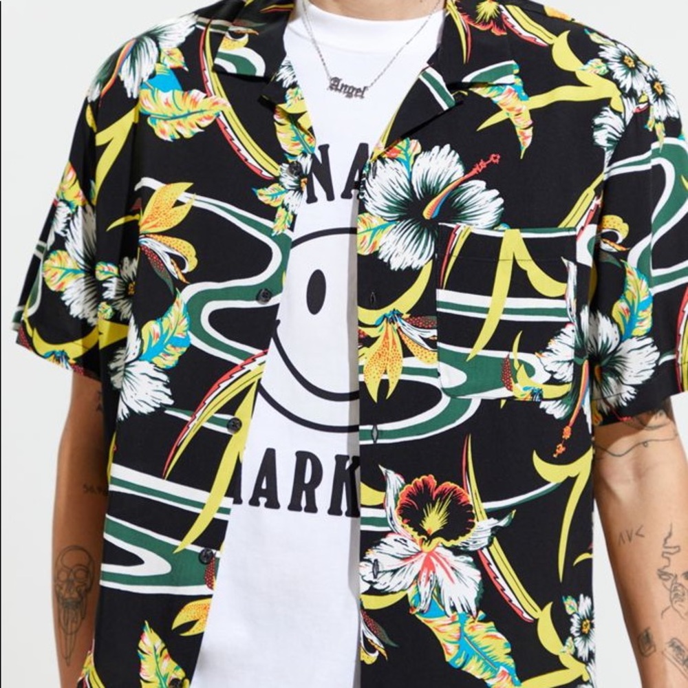 UO TROPICAL RAYON SHORT SLEEVE BUTTON-DOWN